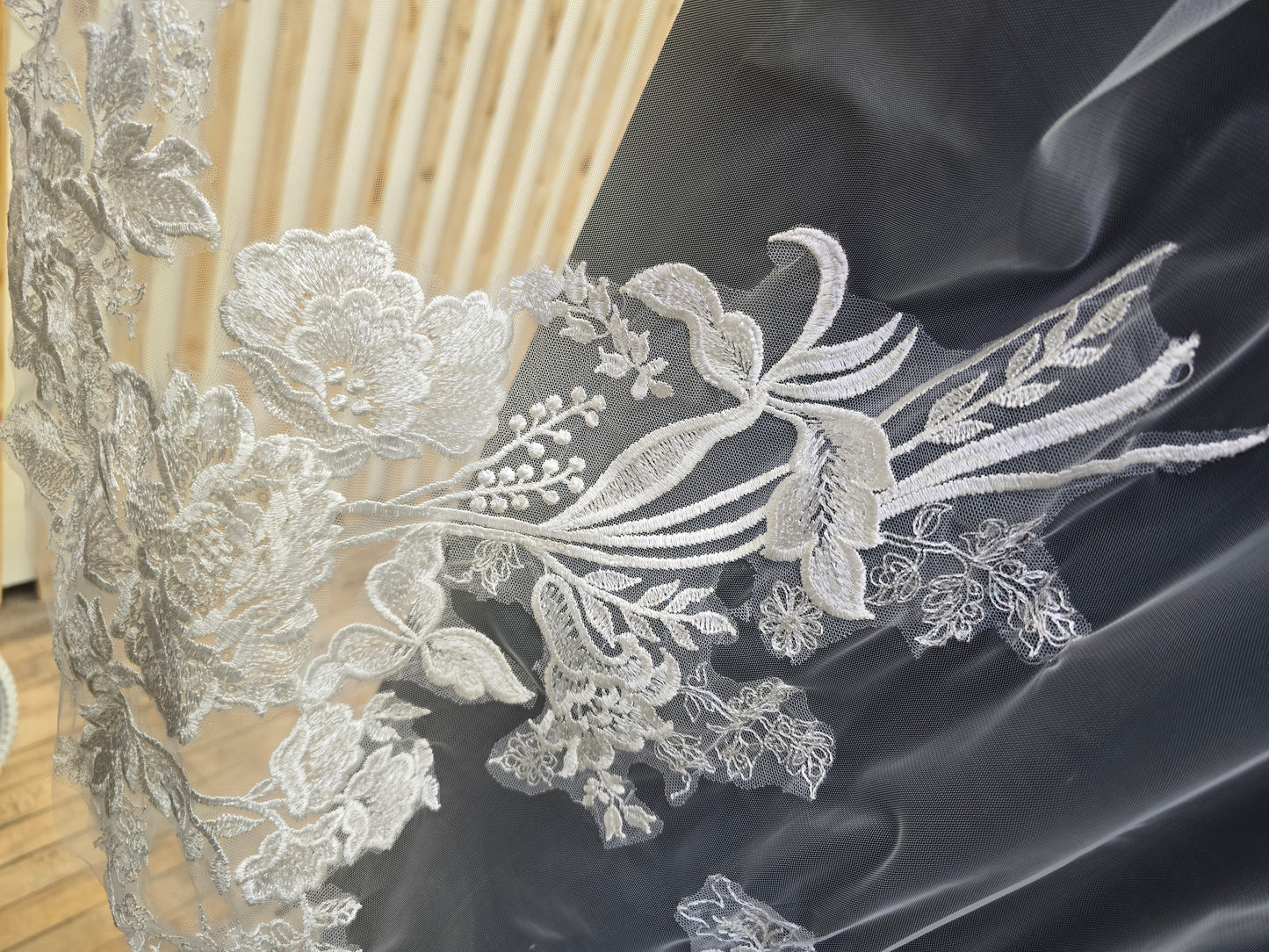 Veil w/ floral appliques