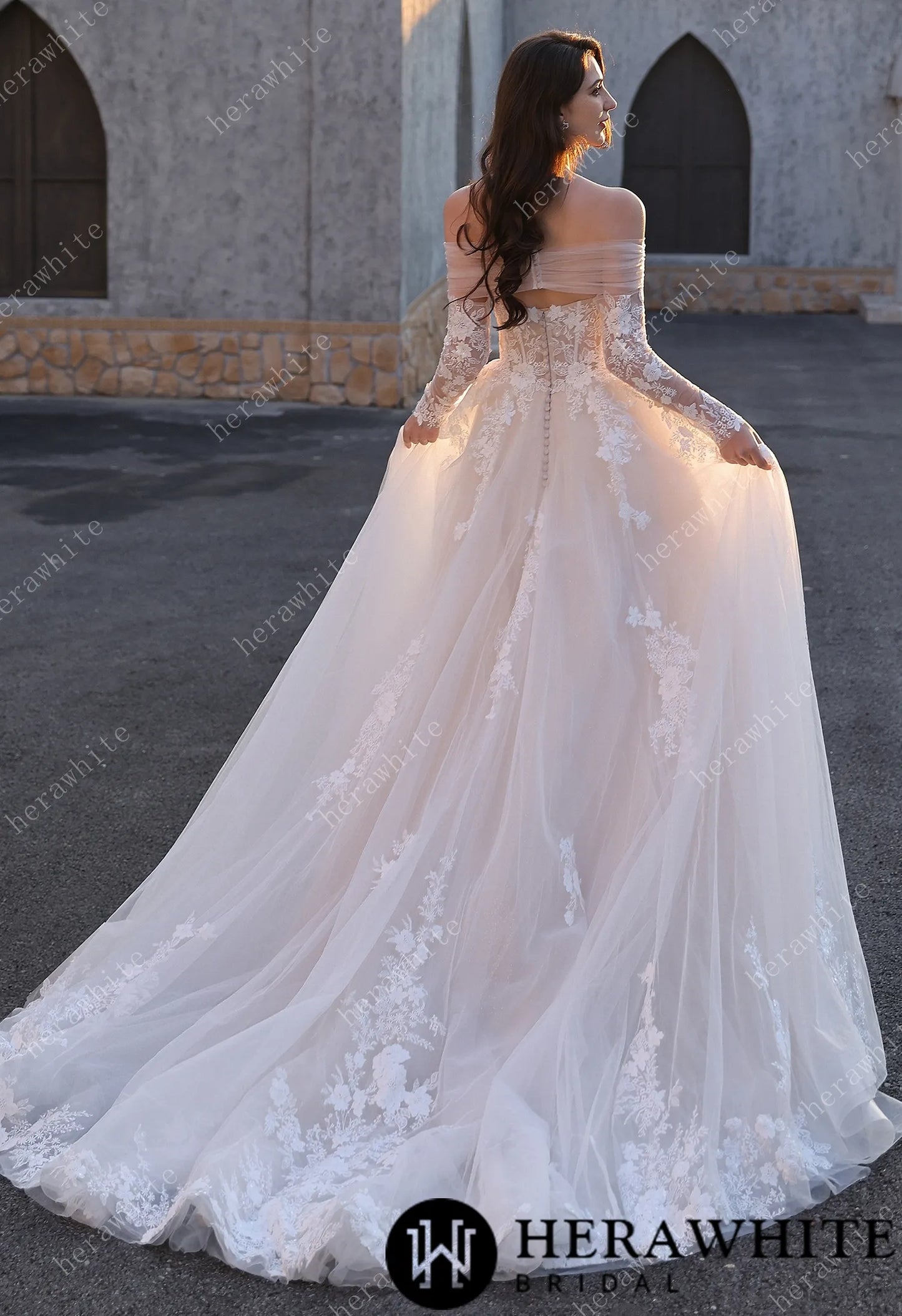 Timeless Romantic Wedding Dress With Detachable Long Sleeves HW3811