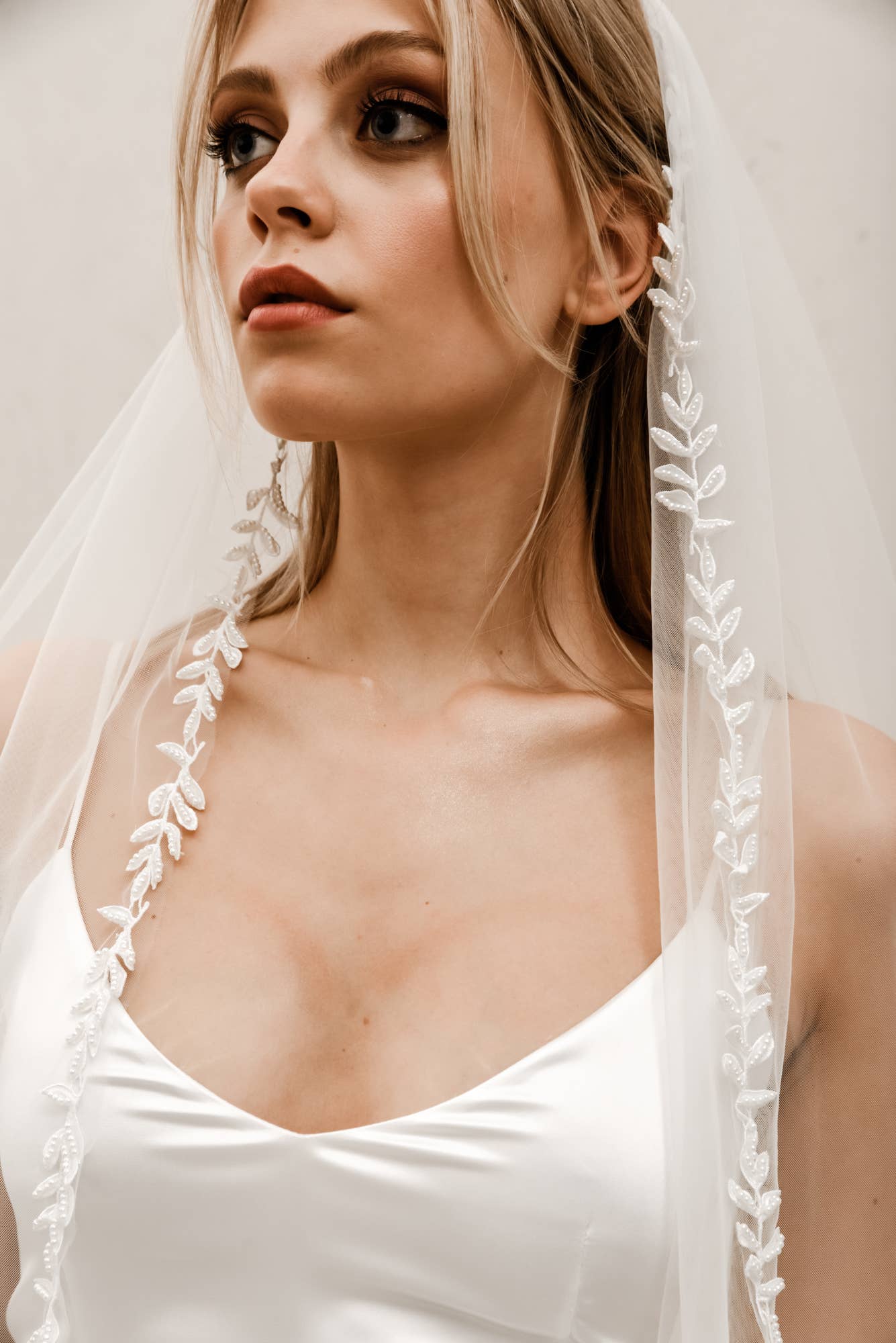 Pearl Beaded Edge Veil V006