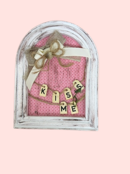 Kiss me frame