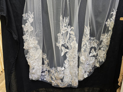 Veil w/ floral appliques
