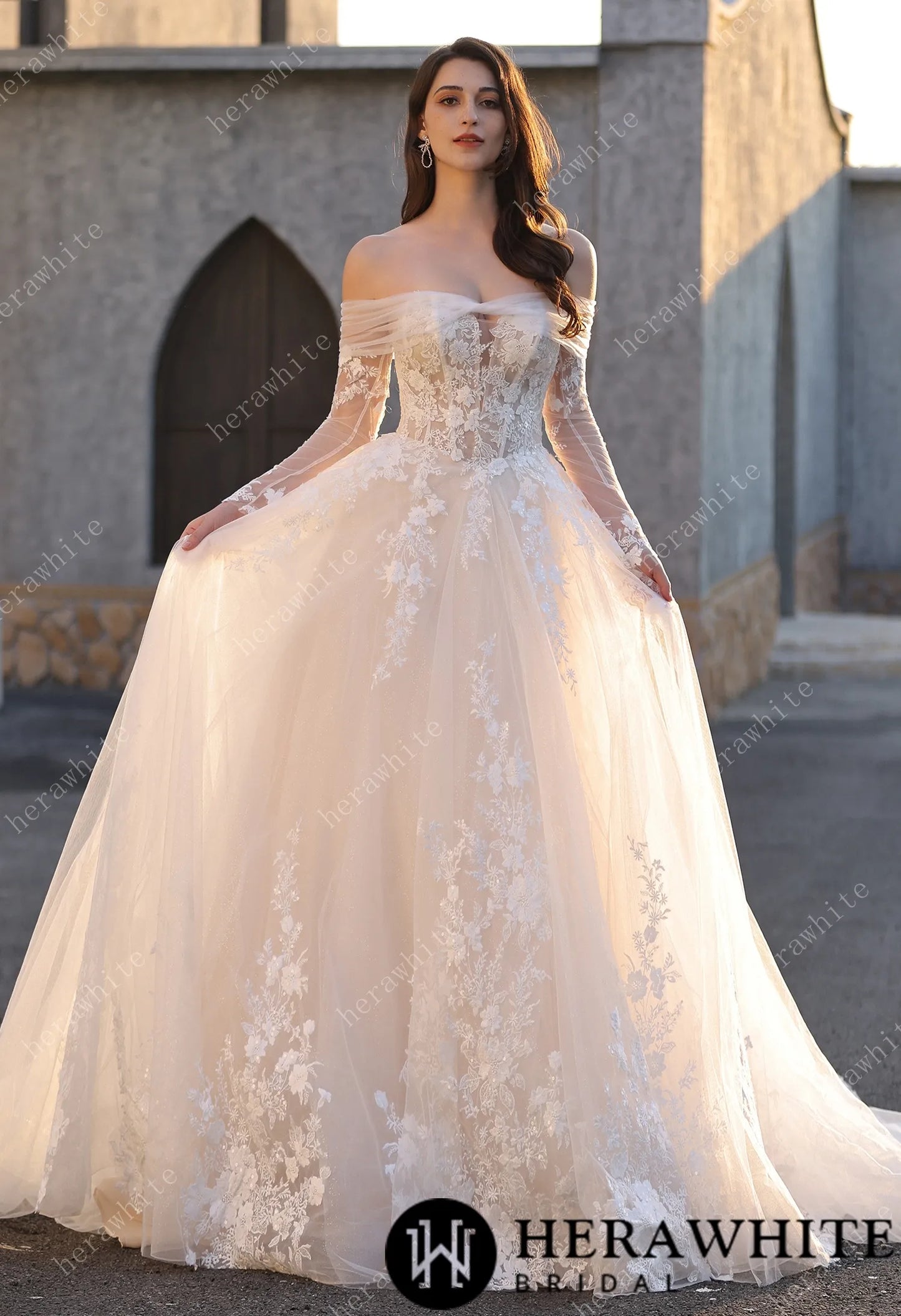 Timeless Romantic Wedding Dress With Detachable Long Sleeves HW3811