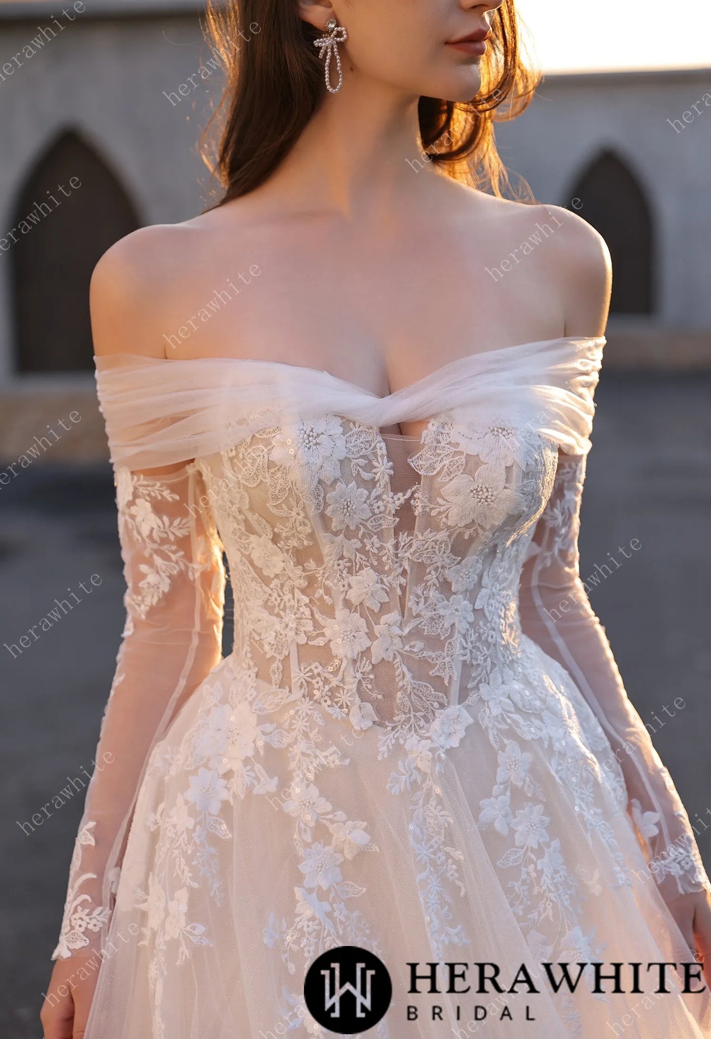 Timeless Romantic Wedding Dress With Detachable Long Sleeves HW3811