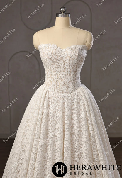 Chantilly Lace Sweetheart Basque Wedding Gown with Pearls Decoration — HW3756 — image 3