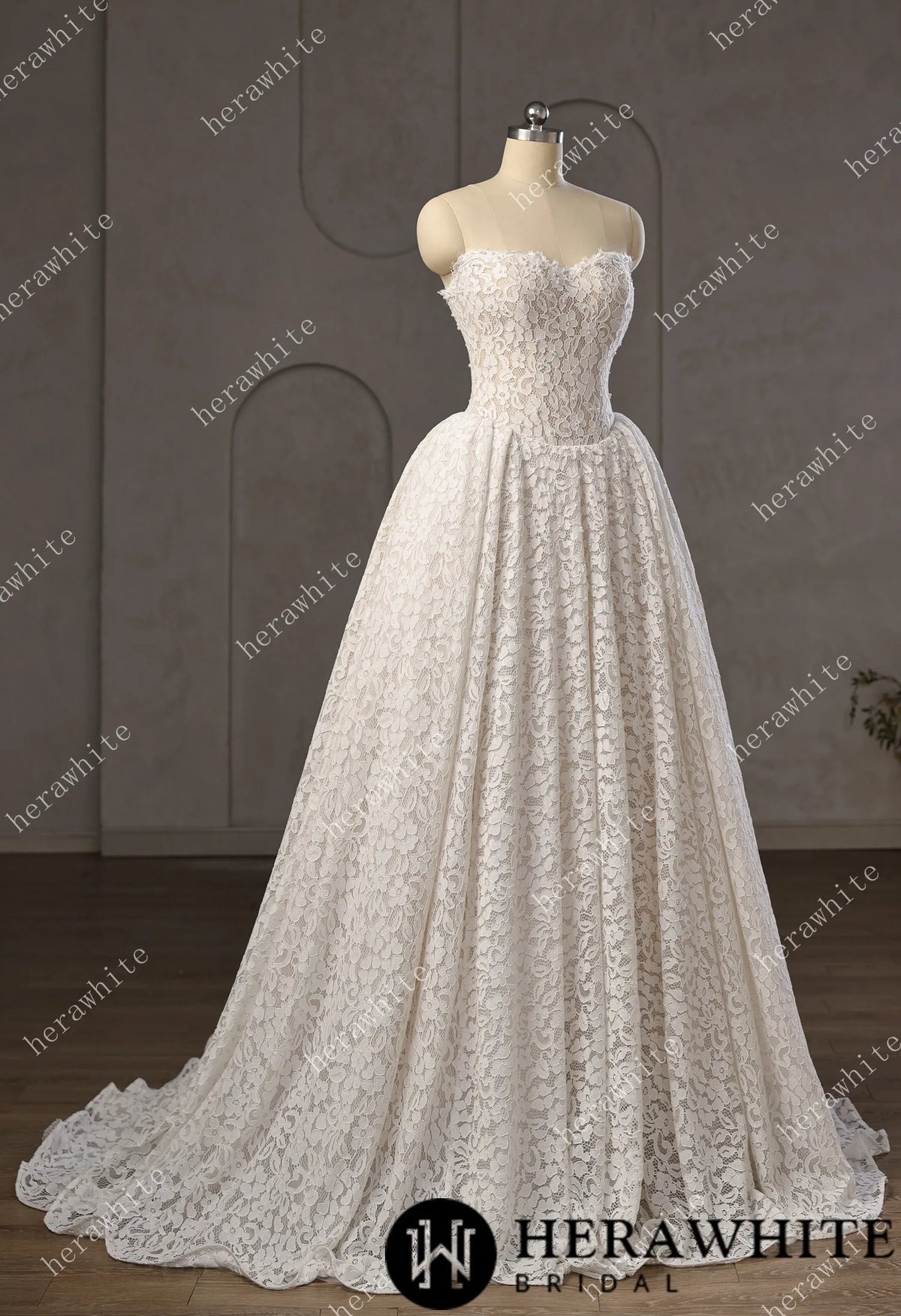 Chantilly Lace Sweetheart Basque Wedding Gown with Pearls Decoration — HW3756 — image 4