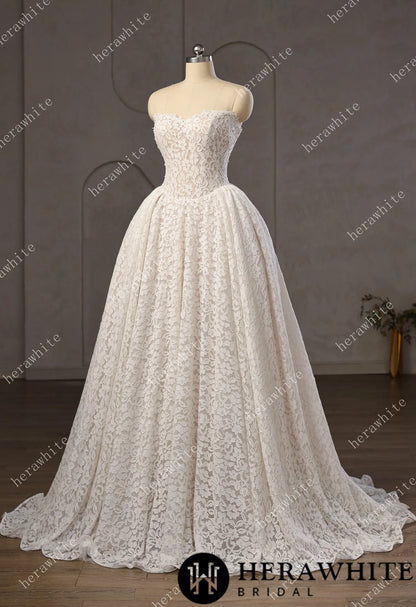 Chantilly Lace Sweetheart Basque Wedding Gown with Pearls Decoration — HW3756 — image 5