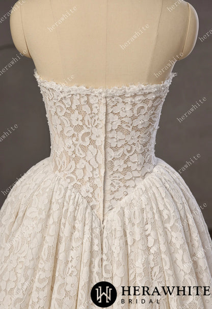Chantilly Lace Sweetheart Basque Wedding Gown with Pearls Decoration — HW3756 — image 6