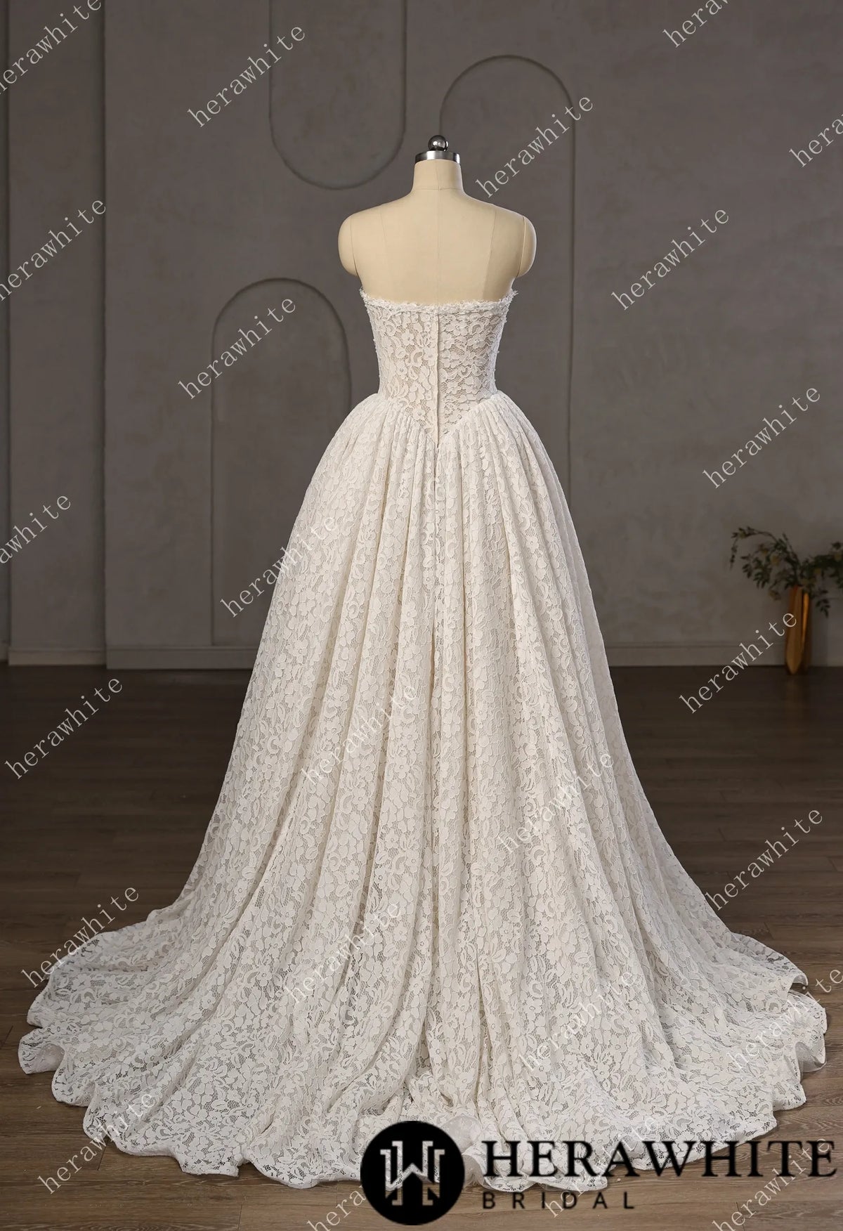 Chantilly Lace Sweetheart Basque Wedding Gown with Pearls Decoration — HW3756 — image 7
